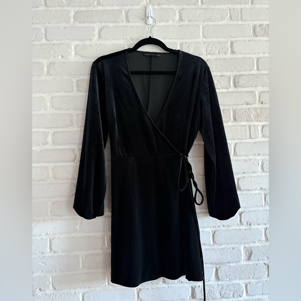 Zara Black Velvet Long Sleeve Dress, Size Large.